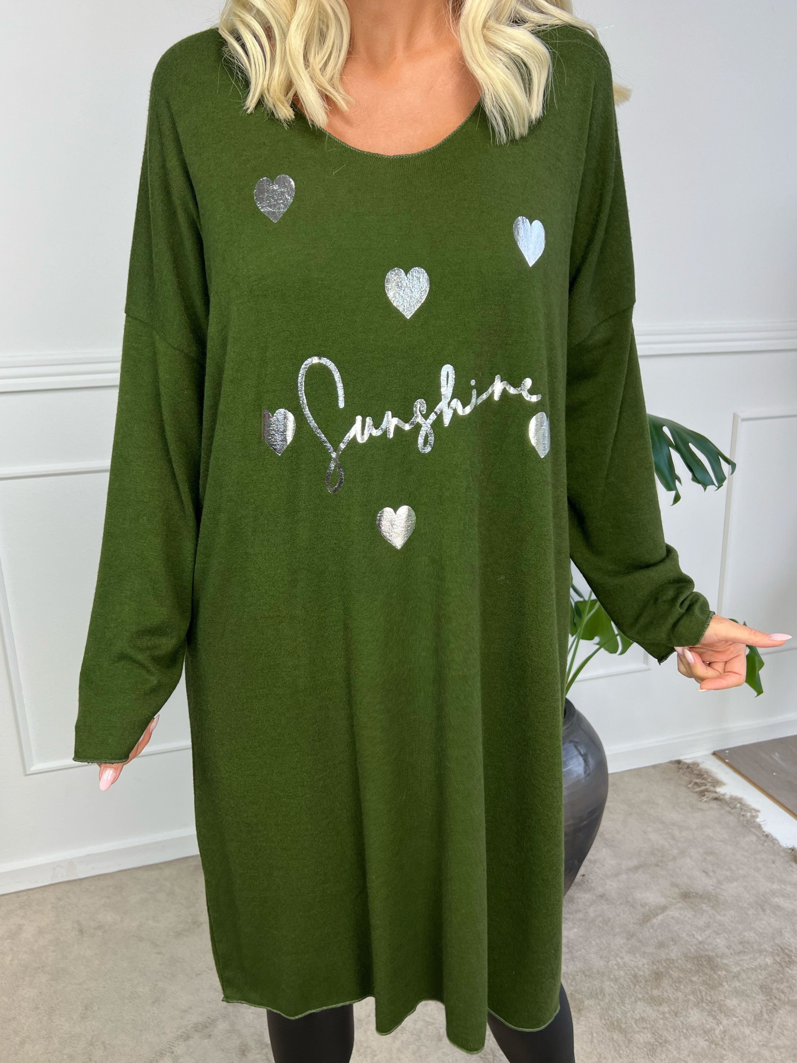 Lucia - Mjuk stickad klänning i viskos med tryck av silverhjärtan och text